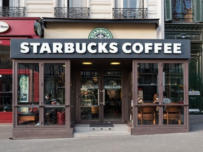Schultz Promotes Starbucks Customer Experience
